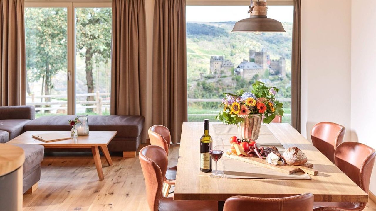 Rheinblick-Chalet: Wohnraum mit Esstisch Rheinblick-Chalet: Wohnraum mit Esstisch